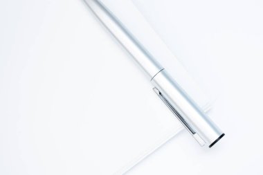 Gri bir masada bir yığın zarf.