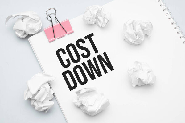 Сбавь цену. Чистый лист бумаги, скрепка красной бумаги, слово Идеи и мятые палочки бумаги