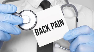 Doktor steteskop ve kağıt kağıtlar tutuyor. Tıbbi konsept