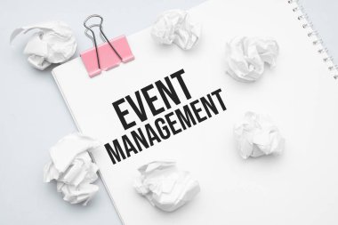 Etkinlik Yönetimi. Boş kağıt, kırmızı ataç, sözcük fikirleri ve buruşuk kağıt desteleri.
