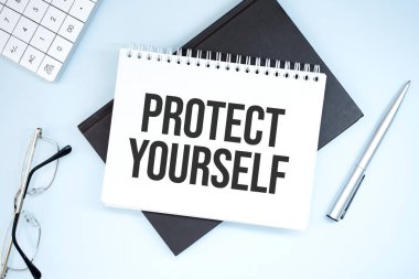 PROTET SENİNİ gösteren metin yazılıyor. Gri arkaplanda hesap makinesi, kalem, plan, gözlük ve siyah klasör