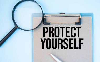 Beyaz bir arkaplan büyüteci, bir kalem ve bir sayfa kağıt üzerinde PROTECT kendin. İş dünyası