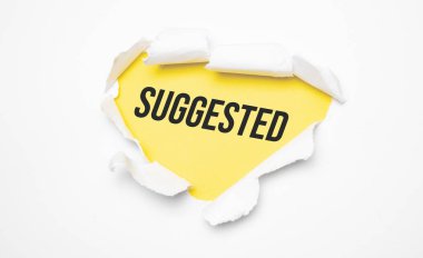 Beyaz yırtık kağıdın üst görünümü ve sarı arkaplanda önerilen metin.