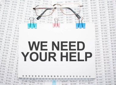 Kalem ve gözlüklerle kağıda yazılmış yardım mesajına ihtiyacımız var.