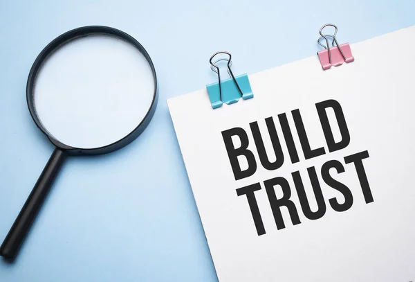 Mavi masadaki renkli ataçlar ve kağıt not defterine yazılan 