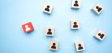 İnsan kaynakları yönetimi ve işe alım işi konsepti El 'in piramidin tepesine tahta küp bloğu koyması, uzayı kopyalaması.