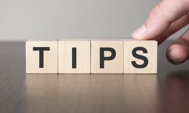 İş ipuçları konsepti. Tahta küp blokta el ve sahte.