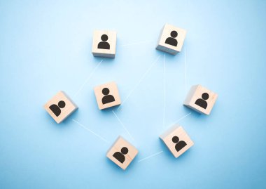 İnsan kaynakları yönetimi ve işe alım işi konsepti El 'in piramidin tepesine tahta küp bloğu koyması, uzayı kopyalaması.