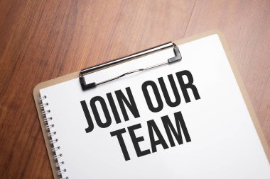 Ahşap masadaki beyaz kağıt üzerinde Takımımıza katıl