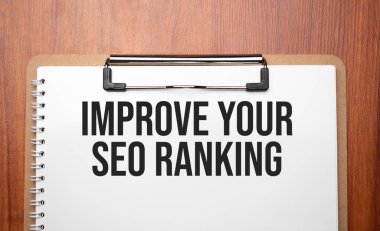 Ahşap masadaki beyaz kağıt üzerindeki Seo Sıralama metnini geliştir