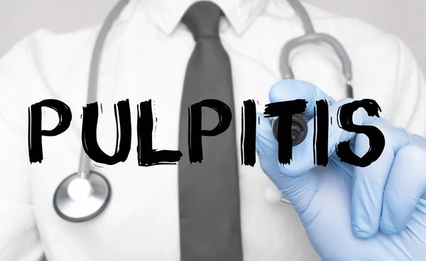 Medicijnconcept Dokter Schrijft Het Woord Pulpitis Afbeelding Van Een Hand — Stockfoto