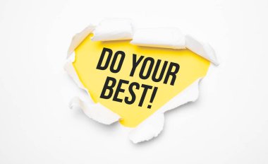 Beyaz yırtık kağıdın üst görünümü ve metin sarı arka planda elinizden geleni yapın.