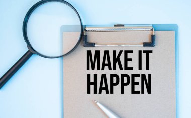 Beyaz bir arka plan büyüteci, bir kalem ve kağıtta bunu gerçekleştir. İş dünyası