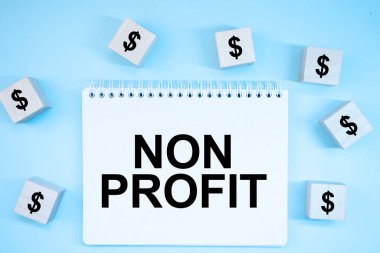 Dolar sembollü ahşap küpler, üzerinde 