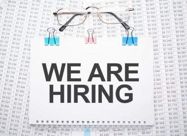 Kalem ve gözlüklerle kağıda yazılmış metinleri işe alıyoruz.