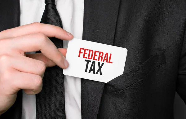 Empresario Sosteniendo Una Tarjeta Con Impuesto Federal Texto — Foto de Stock