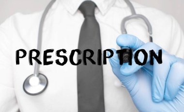 Tıp konsepti. Doktor reçeteyi yazar. Beyaz arkaplanda izole edilmiş bir işaret tutan bir elin resmi.