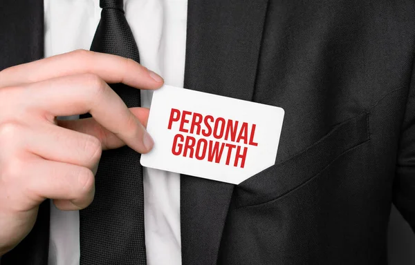 個人的な成長をテキストカードを保持しているビジネスマン — ストック写真