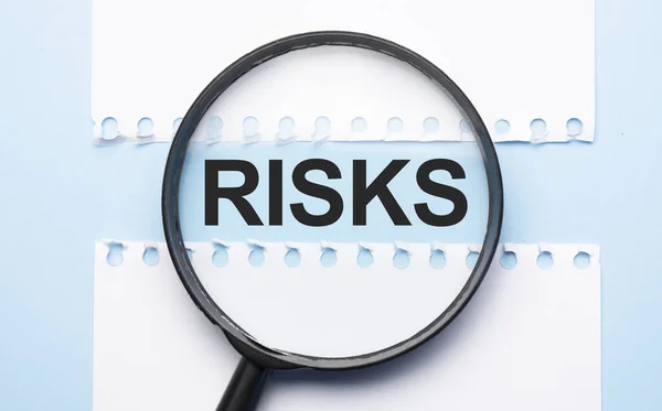 Nagyítóüveg Nagyító Kék Asztalon Lévő Két Papírlap Közötti Kockázatjelzéssel — Stock Fotó