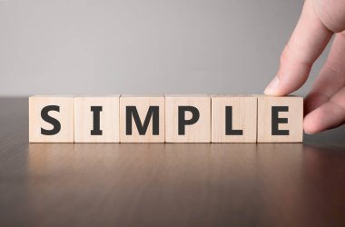 Kelimesi kelimesine elle döndürülmüş tahta küp. Hayat sigortası ve sağlık konseptine yatırım