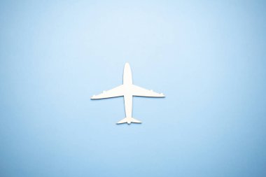mavi arka plan üzerinde yolcu uçağı modeli