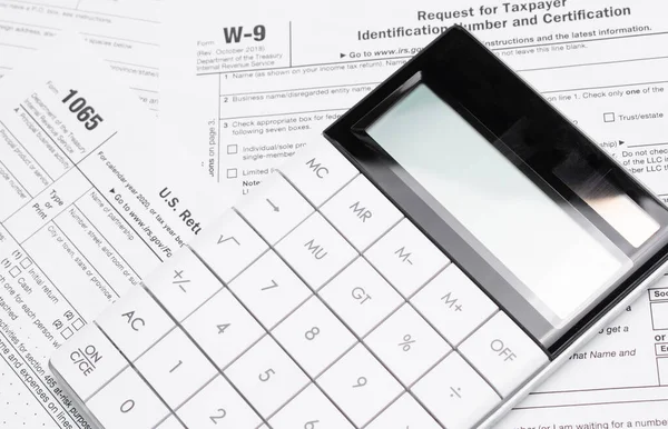 Formularze Podatku Dochodowego Długopisem Kalkulatorem — Zdjęcie stockowe