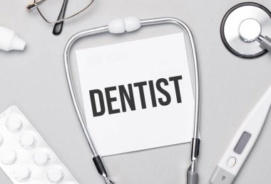 Not defterinde Dişçi steteskobu, haplar ve gözlükler var..