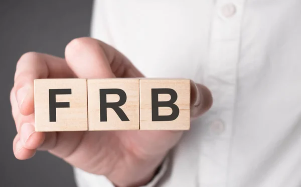 Affärsman Hand Hålla Trä Kub Med Frb Text Finansiella Begrepp — Stockfoto