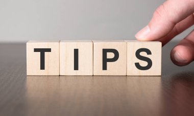 İş ipuçları konsepti. Tahta küp blokta el ve sahte.