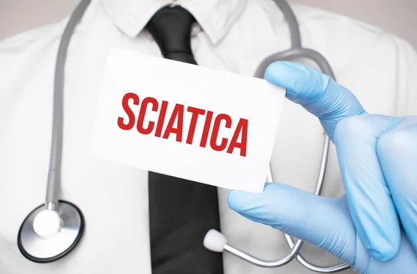 Doctor Sosteniendo Una Tarjeta Con Texto Sciatica Concepto Médico — Foto de Stock