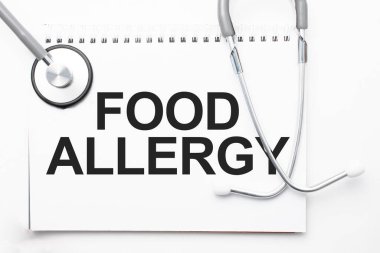 Gri steteskop ve kağıttan bir yaprak beyaz kağıt ile açık mavi arka plan. Tıbbi konsept.