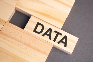 Sarı arka plandaki tahta bloklardaki veri kelimeleri. İş ahlakı kavramı.