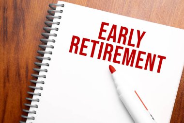 Not defterinde Emeklilik Yazısı, Yukarıdan Ofis ahşap tablosu, blog başlığı veya başlık resmi konsepti. Yıllanmış vintage rengi görünümü.