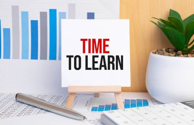 Ofis araçları ve kağıtlarla resim sehpasında öğrenme zamanı. Üst görünüm.