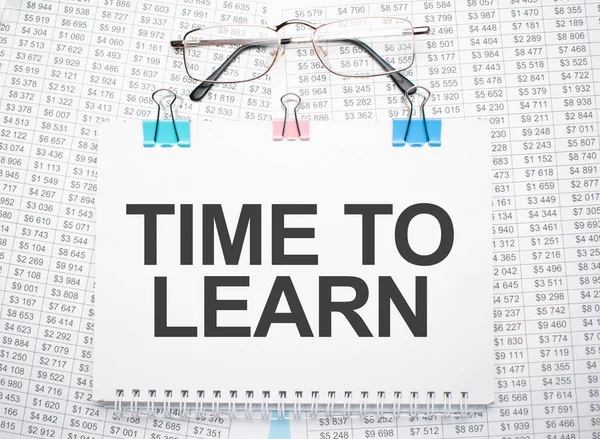 Kalem ve gözlüklerle kağıda yazılmış metni öğrenme zamanı