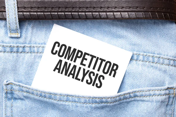 Kotun cebinden çıkan beyaz bir kağıttaki COMPETITOR Analiz Sözcükleri. İş konsepti.