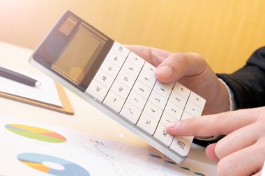 grafikler üzerinde arka plan Semineri açık dizüstü kalemler ile erkek ve dişi el ile belge görüntüsü