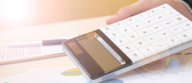 İş adamı mali veri - elinde kalem ile çalışma