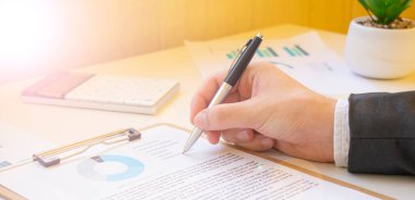 İş adamı mali veri - elinde kalem ile çalışma