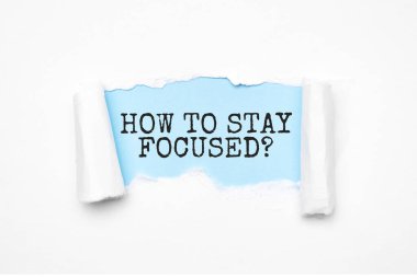 Oluşturulmuş nasıl kalınacağını keşfetme kavramı. Açığa çıkarılmış bej yırtık kağıt ve arama motoru optimizasyonu kısaltması.