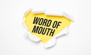 Beyaz yırtık kağıdın üst görünümü ve sarı arkaplanda Ağız Sözcüğü.