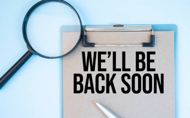 Beyaz bir arka plan büyüteci, bir kalem ve bir sayfa kağıtta kısa sürede döneceğiz. İş dünyası