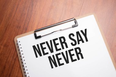 Asla ahşap masadaki beyaz kağıda yazı yazma deme.