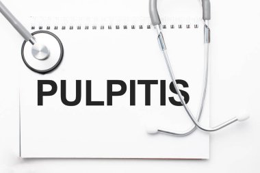 Gri steteskop ve kağıttan bir sayfa beyaz kağıt. Pulpitis açık mavi arka plan. Tıbbi konsept.