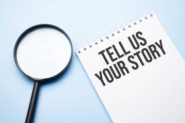 Üzerinde işaret olan büyüteç hoparlör bize mavi hikayenizi anlatın..