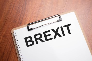 Tahta masadaki beyaz kağıt üzerinde brexit metin