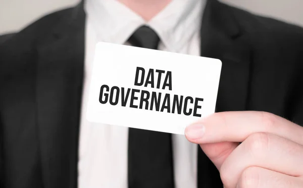 Empresário Segurando Cartão Com Texto Governança Dados — Fotografia de Stock