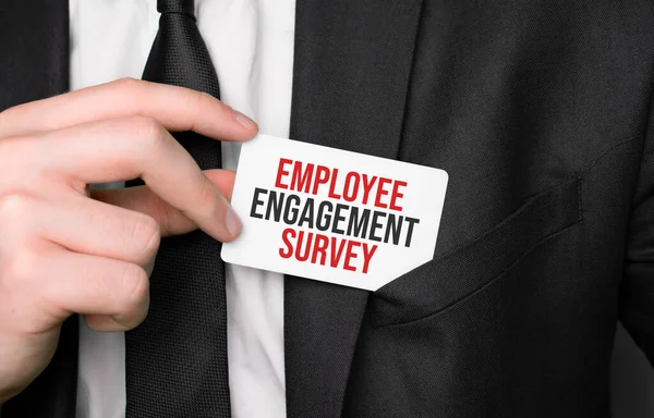 İş adamı, üzerinde metin yazan bir iş adamı nişan anketi tutuyor.