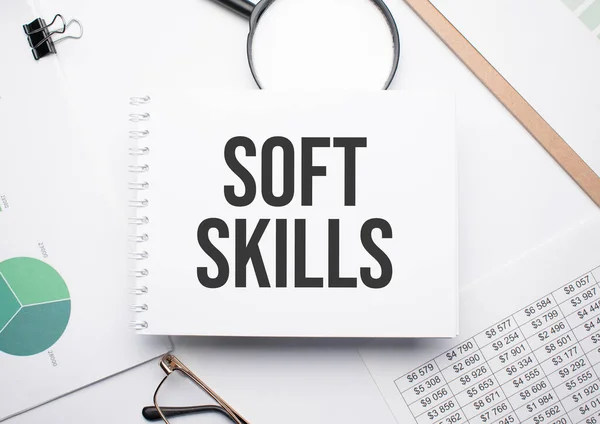 Anteckningsblocket För Att Skriva Texten Soft Skills Förstoringslampa Diagram Och — Stockfoto