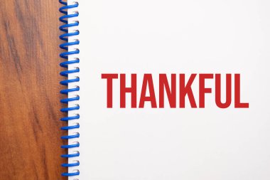 Not defterine Thankful, yukarıdan Office ahşap tablosu, blog başlığı veya başlık resmi konsepti. Yıllanmış vintage rengi görünümü.
